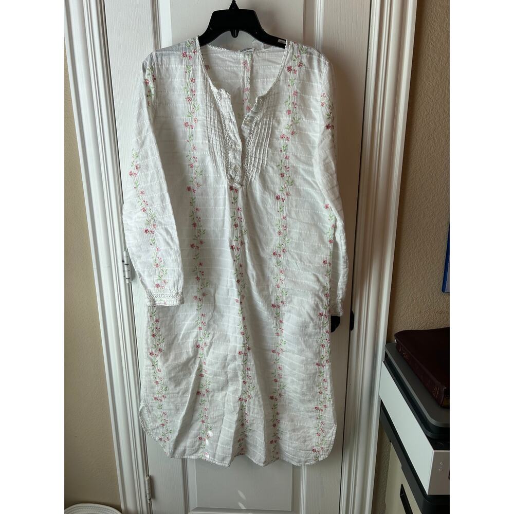 Smithsonian Institution White Vintage Nightgown Embroidered Large